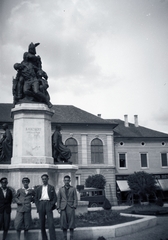 Magyarország, Makó, Széchenyi tér, előtérben a Hősök szobra (Pásztor János, 1929.), háttérben a Korona szálló., 1931, Anders Gyula, Fortepan #199272