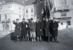 Magyarország, Mezőtúr, Kossuth tér, I. világháborús emlékmű (Szentgyörgyi István, 1933.), háttérben a Városháza., 1933, Anders Gyula, Fortepan #199278