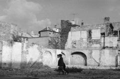 Magyarország, Budapest II.,Budapest I., a felvétel az Iskola utca 41. üres telekről készült a Gyorskocsi utca felé. Középen, kissé balra a háttérben a Csalogány utca 4/d felső emelete és tetőzete látható., 1966, Antal Gábor, Budapest, rom, Fortepan #199289