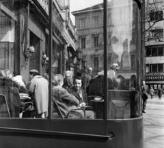 Magyarország, Budapest V., Vörösmarty tér, a Gerbeaud (Vörösmarty) cukrászda terasza., 1967, Antal Gábor, Budapest, üvegfal, beszélgetés, Fortepan #199340