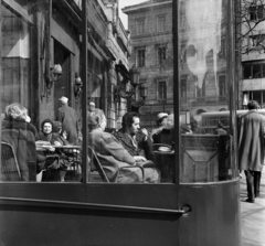 Magyarország, Budapest V., Vörösmarty tér, a Gerbeaud (Vörösmarty) cukrászda terasza., 1967, Antal Gábor, Budapest, üvegfal, Fortepan #199341