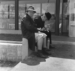 Magyarország, Budapest II., Széll Kálmán (Moszkva) tér, a felvétel a metróállomás csarnoka mellett készült., 1973, Antal Gábor, Budapest, írás, idős ember, idős ember, emberpár, Fortepan #199344