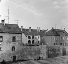 Magyarország, Kőszeg, városfal a Várkör felől nézve, háttérben a Chernel utca épületei., 1971, Antal Gábor, téglafal, lakóház, Fortepan #199349