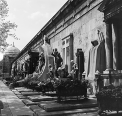 Magyarország, Budapest VIII., Fiumei úti Nemzeti Sírkert (Kerepesi temető). Sírok a déli Árkádsoron., 1971, Antal Gábor, Budapest, síremlék, Fortepan #199353