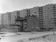 Magyarország, Óbuda, Budapest III., bontásra váró épületek a Gyenes utcánál, háttérben a Vörösvári út 13-27. számú sávház., 1973, Antal Gábor, panelház, Budapest, lakótelep, Fortepan #199361