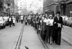 Hungary, Budapest VIII., a Népszínház utca a Tolnai Lajos utcától a Blaha Lujza tér felé. A Bánki Donát Gépipari Műszaki Főiskola végzős diákjainak ballagása, előtérben a Ballagó ládával., 1980, Antal Gábor, Budapest, graduation, Fortepan #199419