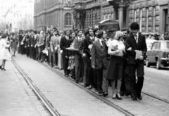 Hungary, Budapest VIII., a Népszínház utca a Tolnai Lajos utcától a Blaha Lujza tér felé. A Bánki Donát Gépipari Műszaki Főiskola végzős diákjainak ballagása, előtérben a Ballagó ládával., 1980, Antal Gábor, graduation, Budapest, Fortepan #199420