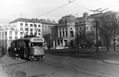 Szlovákia, Pozsony, Hviezdoslavovo námestie, jobbra a Nemzeti Színház, előtte a Ganümédesz-kút., 1966, Antal Gábor, villamos, Fortepan #199423