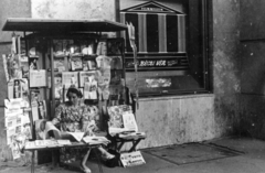 Magyarország, Budapest VII., Dohány utca - Károly (Tanács) körút sarok a Filmmúzeum bejáratánál., 1962, Antal Gábor, újság, újságárus, Budapest, Fortepan #199425