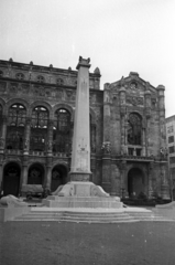 Magyarország, Budapest V., Vigadó (Molotov) tér, szovjet repülős emlékmű, háttérben a Vigadó épülete., 1956, Bauer Sándor, Budapest, szovjet emlékmű, Fortepan #199447