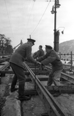 Magyarország, Budapest V., Dunakorzó, a villamospálya javítása. Háttérben a lerombolt Erzsébet híd pesti hídfője és a Gellért-hegy., 1956, Bauer Sándor, Budapest, sínpálya, munkás, Fortepan #199448