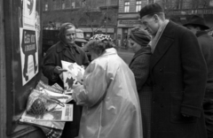 Magyarország, Budapest VI., Andrássy út (Magyar Ifjúság útja), a háttérben balra a 28-as számú ház, újságárus a Nagymező utca sarkán., 1956, Bauer Sándor, Budapest, plakát, kíváncsiság, cekker, újság, francia felirat, Fortepan #199476