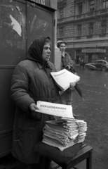 Magyarország, Budapest VI., Andrássy út (Magyar Ifjúság útja), háttérben a 32-es számú ház Nagymező utcai homlokzata. Népszabadság árus 1956. december 6-án., 1956, Bauer Sándor, Budapest, újságárus, Fortepan #199478