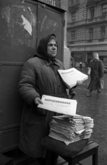 Magyarország, Budapest VI., Andrássy út (Magyar Ifjúság útja), háttérben a 32-es számú ház Nagymező utcai homlokzata. Népszabadság árus 1956. december 6-án., 1956, Bauer Sándor, Budapest, újságárus, Fortepan #199479