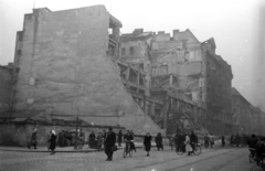 Magyarország, Budapest VII., a Rákóczi út a Szövetség utcától a Keleti pályaudvar felé nézve. Előtérben a Magyar Divatcsarnok romjai., 1956, Bauer Sándor, Budapest, járókelő, épületkár, útkereszteződés, Fortepan #199484