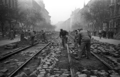 Magyarország, Budapest VII., Erzsébet (Lenin) körút a Dohány utca felől a Wesselényi utca felé nézve., 1956, Bauer Sándor, Budapest, sínpálya, nagykockakő, csákány, Fortepan #199493