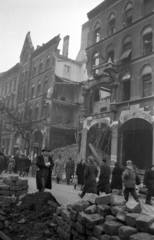 Magyarország, Budapest VII., a felvétel az Erzsébet (Lenin) körút 19., (a Barcsay utca sarkán álló ház) előtt készült., 1956, Bauer Sándor, Budapest, épületkár, nagykockakő, Fortepan #199495