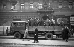 Magyarország, Budapest VIII., József körút, villamosmegálló a Blaha Lujza térnél, háttérben a József körút 2-es számú ház., 1956, Bauer Sándor, teherautó, MÁVAG-márka, MÁVAG B5, Budapest, Fortepan #199499