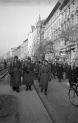 Magyarország, Budapest VII., Erzsébet (Lenin) körút a Wesselényi utca felé nézve., 1956, Bauer Sándor, Budapest, katona, gépfegyver, pisztolytáska, Fortepan #199503