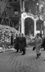 Magyarország, Budapest VII., a felvétel az Erzsébet (Lenin) körút 19., (a Barcsay utca sarkán álló ház) előtt készült., 1956, Bauer Sándor, Budapest, katona, épületkár, gépfegyver, Fortepan #199506