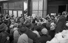 Magyarország, Budapest VI., Andrássy út (Magyar Ifjúság útja), balra az Éva eszpresszó, jobbra a Divatcsarnok kijárata a megnyitása napján, 1957. január 2-án., 1957, Bauer Sándor, Budapest, ruhaüzlet, kíváncsiság, tömeg, Fortepan #199508