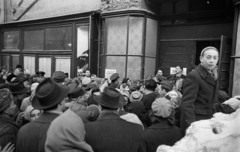 Magyarország, Budapest VI., Andrássy út (Magyar Ifjúság útja), balra az Éva eszpresszó, jobbra a Divatcsarnok kijárata a megnyitása napján, 1957. január 2-án., 1957, Bauer Sándor, Budapest, ruhaüzlet, kíváncsiság, tömeg, Fortepan #199509