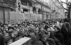 Magyarország, Budapest VI., Andrássy út (Magyar Ifjúság útja), sorban állók a Divatcsarnok megnyitása napján, 1957. január 2-án., 1957, Bauer Sándor, Budapest, tömeg, Fortepan #199511