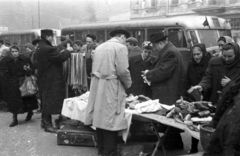 Magyarország, Budapest VIII.,Budapest VII., Blaha Lujza tér, árusok a Nemzeti Színház mellett, háttérben a Rákóczi út - Akácfa utca sarok., 1956, Bauer Sándor, Budapest, sapka, bőrönd, piac, nyakkendő, Fortepan #199513