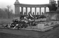 Magyarország, Budapest XIV., Hősök tere, a Hősök emlékköve, Millenniumi emlékmű., 1956, Bauer Sándor, Budapest, virág, zászló, koszorú, Fortepan #199518