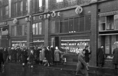 Magyarország, Budapest V., Ferenciek tere (Felszabadulás tér), a Párizsi-udvar épülete., 1956, Bauer Sándor, Budapest, kirakat, jelmondat, sorbanállás, cipőbolt, Fortepan #199519