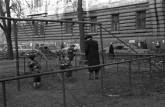 Magyarország, Budapest V., Szabadság tér, játszótér a Nemzeti Bank mellett., 1956, Bauer Sándor, Budapest, hinta, falfirka, jelmondat, Fortepan #199521