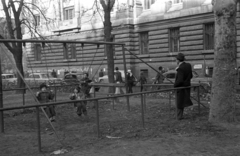 Magyarország, Budapest V., Szabadság tér, játszótér a Nemzeti Bank mellett., 1956, Bauer Sándor, Budapest, hinta, Fortepan #199522