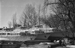 Magyarország,Balaton, Siófok, kikötő (korábbi MAC vitorláskikötő). A Lelle, a Csopak és a Tihany, az első három balatoni vízibusz a sólyán., 1957, Bauer Sándor, Tihany hajó, Csopak hajó, vízibusz, Fortepan #199546