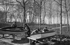 Magyarország,Balaton, Siófok, a községnek visszaadott, egykori zárt BM strand, csónakok felkészítése a nyári szezonra., 1957, Bauer Sándor, csónak, Fortepan #199548