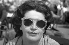 Hungary, Budapest V., Vigadó (Molotov) tér, a felvétel a Dunakorzó eszpresszó teraszán készült., 1955, Bauer Sándor, portrait, shades, Budapest, Fortepan #199555