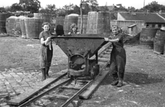 1955, Bauer Sándor, barrel, railway cart, working woman, rails, distillery, wellingtons, Fortepan #199564