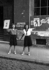 Magyarország, Budapest VIII., a felvétel a Magdolna (Koltói Anna) utca 5-7., a Vasas Szakszervezet Székháza előtt készült., 1945, Bauer Sándor, középület, Szabad Nép, Népszava, Budapest, plakát, propaganda, Fortepan #199581