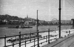 Magyarország, Budapest V.,Budapest I., rakpart a Vigadó térnél, látkép budai Vár, a Mátyás-templom és a lerombolt Széchenyi Lánchíd felé., 1945, Bauer Sándor, Budapest, gőzhajó, Fortepan #199583