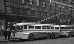 Csehország, Prága, Vencel tér (Václavské námestí), trolibuszok a 42. számú ház előtt., 1956, Bauer Sándor, Csehszlovákia, Tatra-márka, trolibusz, Tatra T400, Fortepan #199620