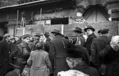 Magyarország, Budapest VI., Andrássy út (Magyar Ifjúság útja), háttérben 37. számú ház. Sorban állók a Divatcsarnok megnyitása napján, 1957. január 2-án., 1957, Bauer Sándor, Budapest, tömeg, fegyver, katona, Fortepan #199630