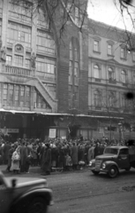 Magyarország, Budapest VI., Andrássy út (Magyar Ifjúság útja) 39., a Divatcsarnok megnyitása az egykori Párisi Nagy Áruház épületében, 1957. január 2-án., 1957, Bauer Sándor, Budapest, tömeg, fonott táska, szánkó, Fortepan #199631