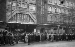 Magyarország, Budapest VI., Andrássy út (Magyar Ifjúság útja) 39., a Divatcsarnok megnyitása az egykori Párisi Nagy Áruház épületében, 1957. január 2-án., 1957, Bauer Sándor, Budapest, kíváncsiság, tömeg, Fortepan #199632