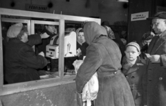 Magyarország, Budapest VI., Andrássy út (Magyar Ifjúság útja) 39., a Divatcsarnok az egykori Párisi Nagy Áruház épületében, a megnyitása napján, 1957. január 2-án., 1957, Bauer Sándor, Budapest, kassza, pénztárgép, Fortepan #199633