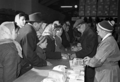 Magyarország, Budapest VI., Andrássy út (Magyar Ifjúság útja) 39., a Divatcsarnok az egykori Párisi Nagy Áruház épületében, a megnyitása napján, 1957. január 2-án., 1957, Bauer Sándor, Budapest, vásárlás, munkaköpeny, Fortepan #199636