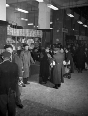 Magyarország, Budapest VI., Andrássy út (Magyar Ifjúság útja) 39., a Divatcsarnok az egykori Párisi Nagy Áruház épületében, a megnyitása napján, 1957. január 2-án., 1957, Bauer Sándor, Budapest, vásárlás, neon lámpa, eladó, kötöttáru, Fortepan #199637