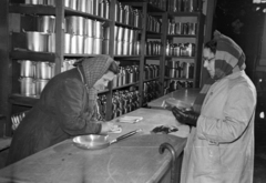 Magyarország, Budapest VI., Andrássy út (Magyar Ifjúság útja) 39., a Divatcsarnok az egykori Párisi Nagy Áruház épületében, a megnyitása napján, 1957. január 2-án., 1957, Bauer Sándor, Budapest, vásárlás, eladó, pult, serpenyő, edény, Fortepan #199642