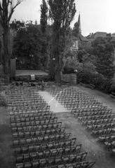 Hungary, Budapest VI., Benczúr utca 27., a Postás Művelődési Központ udvara, háttérben a fasori evangélikus templom tornya.
, 1957, Bauer Sándor, Budapest, stage, auditorium, folding chair, Fortepan #199655