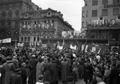 Csehország, Prága, Vencel tér (Václavské námestí), május 1- i felvonulók a dísztribün előtt., 1956, Bauer Sándor, felvonulás, politikai dekoráció, Lenin-ábrázolás, cseh felirat, Friedrich Engels-ábrázolás, Karl Marx-ábrázolás, Fortepan #199659