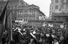 Csehország, Prága, Vencel tér (Václavské námestí), május 1- i felvonulók a dísztribün előtt., 1956, Bauer Sándor, tömeg, politikai dekoráció, cseh felirat, Fortepan #199660