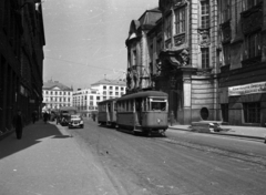 Szlovákia, Pozsony, Mostová ulica a Hviezdoslavovo námestie felé nézve. Jobbra a Reduta (egykor Vigadó, ma a Szlovák Filharmonikusok székhelye)., 1956, Bauer Sándor, Csehszlovákia, villamos, középület, Komor Marcell-terv, neoklasszicizmus, Jakab Dezső-terv, Fortepan #199673